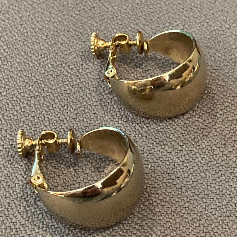 Vintage Hoop Gold-Tone Screw-back Clip-On Earrings.

Approx 1”x1”